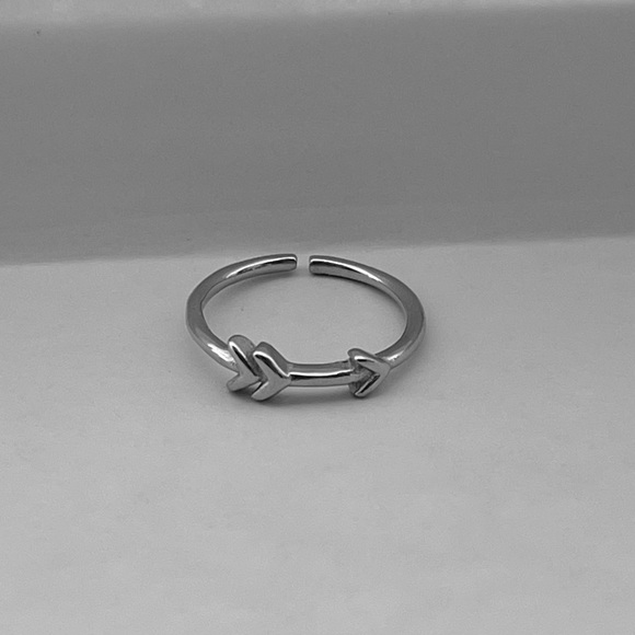 Sterling silver arrow toe ring, arrow ring, silver arrow toe ring, midi ring - Picture 6 of 8